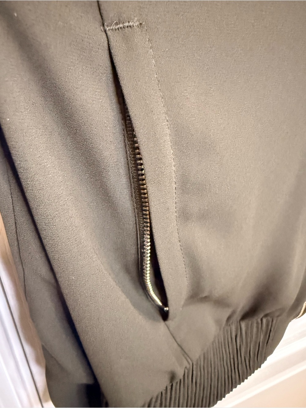 Babaton Aritzia Gilroy Bomber Jacket Lightweight Zip Up NWOT - Medium - Picture 4 of 6